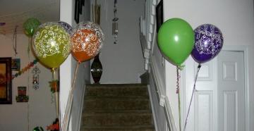 Как самостоятельно украсить шариками комнату: несколько идей для вдохновения Как красиво украсить комнату воздушными шарами